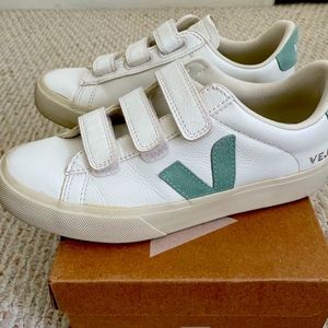Veja Recife Logo Chromefree sneakers in Extra White/Matcha